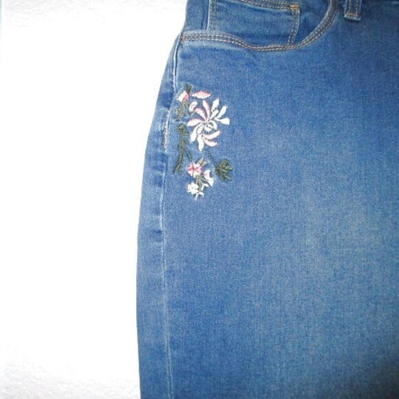 Croft & Barrow EMBROIDERED Denim Size 12 JEANS Crop STRETCH Mid Rise BOHO Flower - Picture 3 of 9